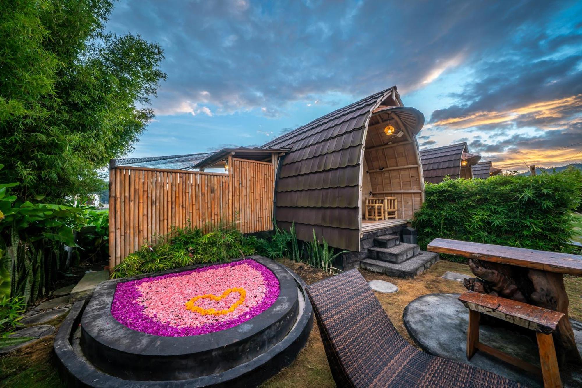 Tegal Bamboo Cottages & Private Hot Spring Baturaja  Exterior photo