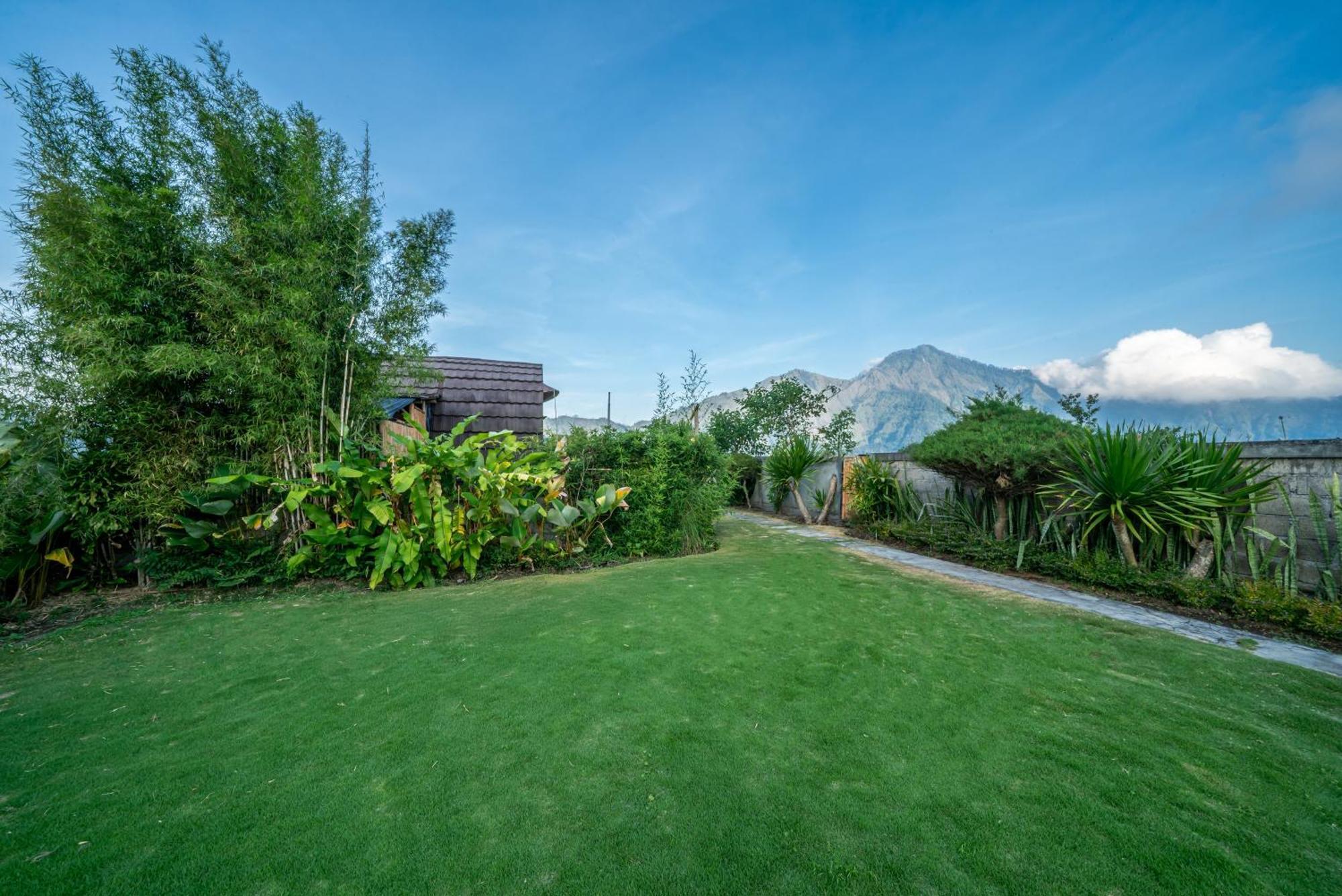 Tegal Bamboo Cottages & Private Hot Spring Baturaja  Exterior photo