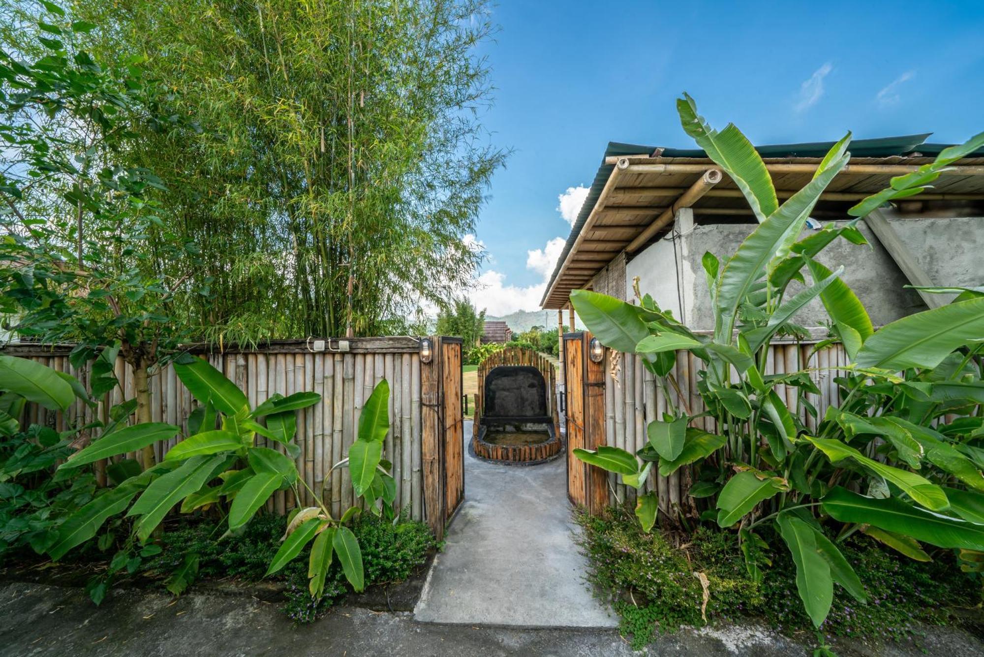 Tegal Bamboo Cottages & Private Hot Spring Baturaja  Exterior photo